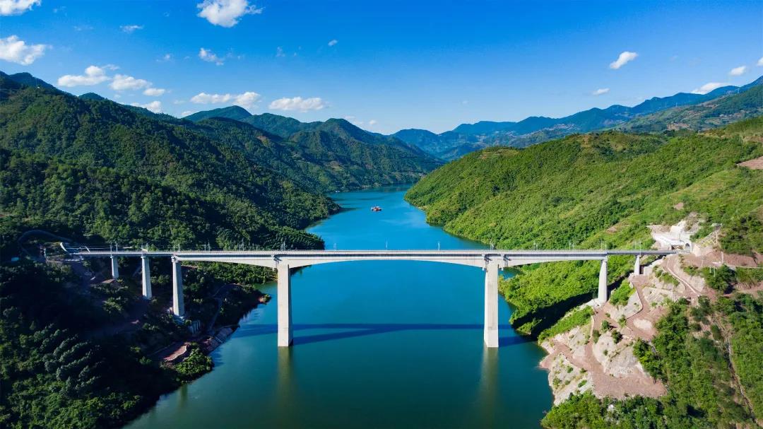 “國(guó)家名片”中老鐵路開(kāi)通-博遠(yuǎn)集團(tuán)貢獻(xiàn)薄力