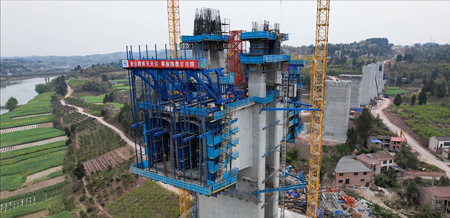 主跨320米 | 中鐵大橋局成達(dá)萬高鐵沱江特大橋掛籃順利施工