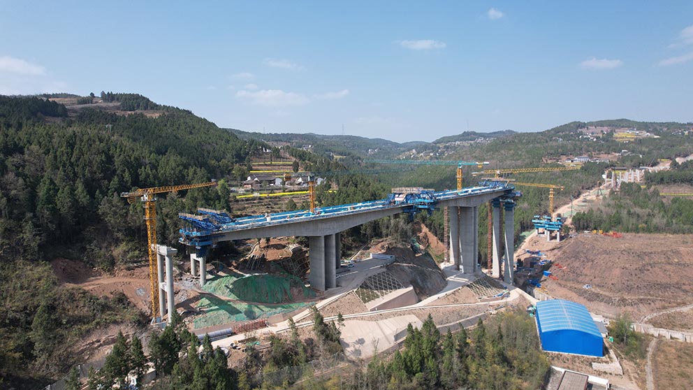 即將合龍 | 中鐵五局G5京昆高速廣綿段蘭渝鐵路跨線橋掛籃項(xiàng)目