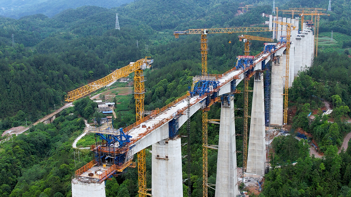 中交路建甕馬鐵路南北延伸線八標(biāo)瀾泥司特大橋標(biāo)準(zhǔn)化掛籃順利施工